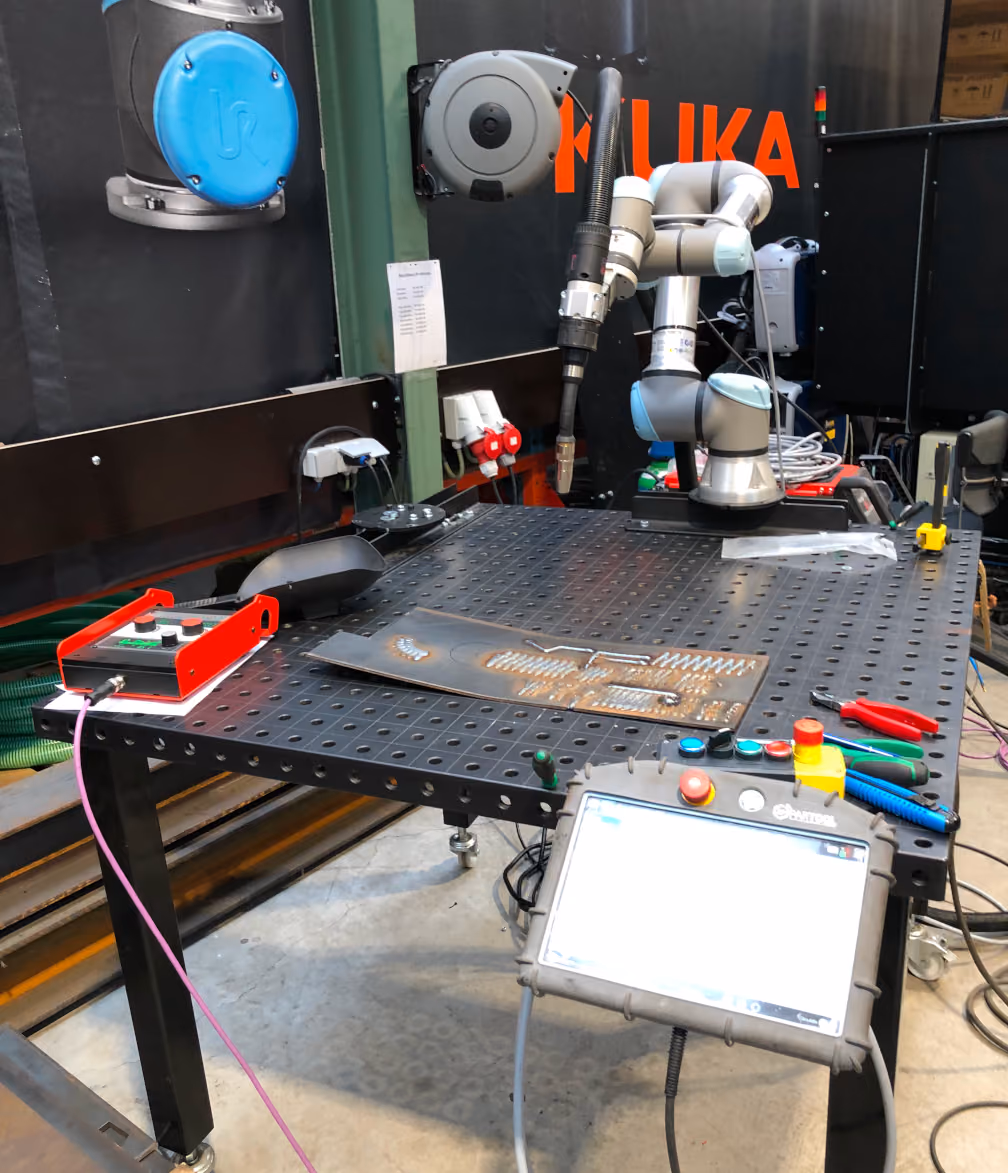 Lasrobot met Lorch lastoestel en Universal Robots cobot screenshot